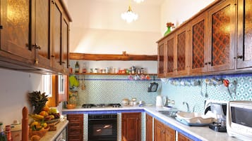 Kylskåp, mikrovågsugn, ugn och diskmaskin