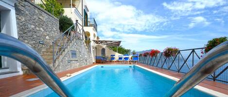 حمّام سباحة خارجي