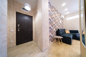 Business-Apartment | Wohnzimmer | 32-Zoll-Flachbildfernseher mit Kabelempfang, Fernseher