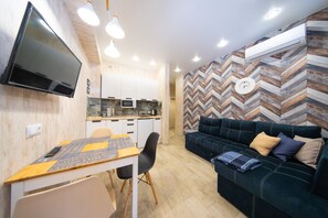 Business-Apartment | Wohnbereich | 32-Zoll-Flachbildfernseher mit Kabelempfang, Fernseher