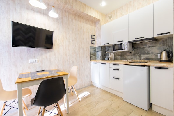 Business-Apartment | Eigene Küche | Mikrowelle, Herdplatte, Wasserkocher, Hochstuhl