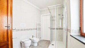 Badewanne, Haartrockner, Bidet, Handtücher