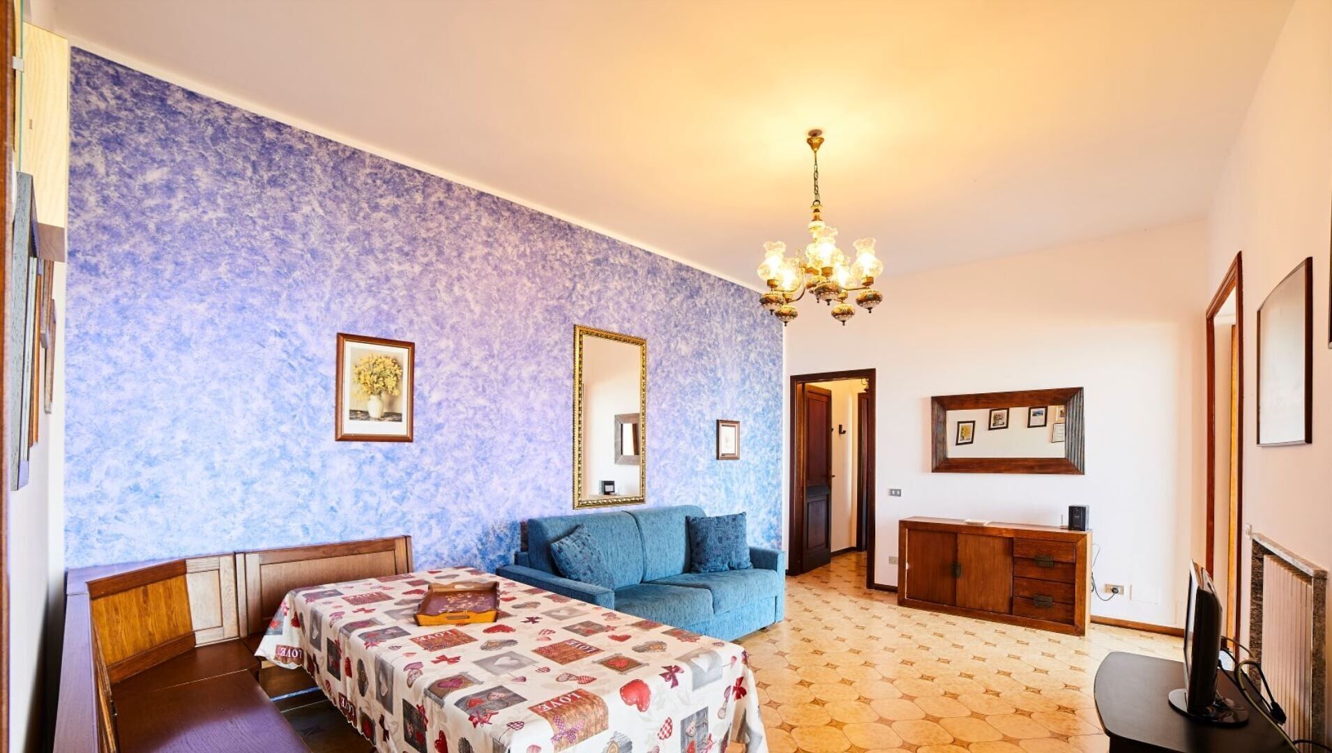 Fernseher, DVD-Player, Tischfußball, Tischtennisplatte