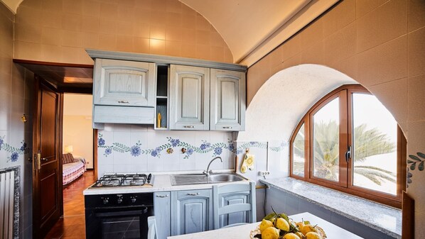 ثلاجة، فرن، موقد طهي مسطح، غسالة أطباق