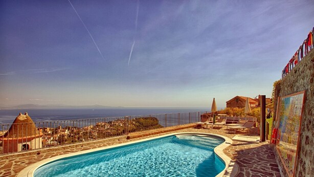 A swimming pool with a view of the sea and a village in the background. - Villa Belle, Panoramic Villa Near Ravello, Private Pool, garden, views, parking (Scala)