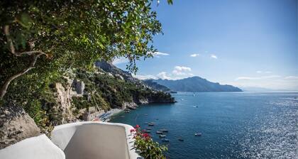 Villa Oriana Private Pool Villa, 35 Meters from the beach, stunning views.