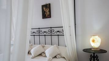 4 chambres, coffres-forts dans les chambres, fer et planche à repasser