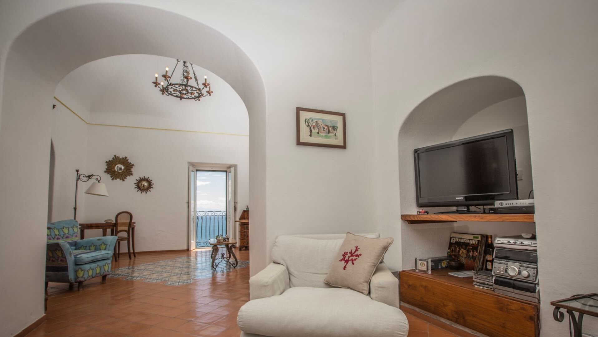 Smart TV, caminetto, lettore DVD, impianto stereo