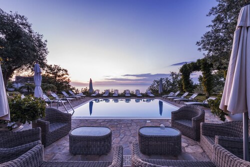 Villa de luxe avec piscine privée équipée de tout le confort, grand parking dans le jardin  