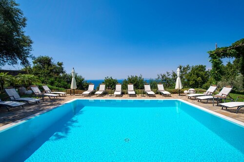 Villa de luxe avec piscine privée équipée de tout le confort, grand parking dans le jardin  