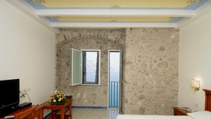 12 bedrooms, in-room safe, iron/ironing board, free WiFi