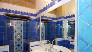 Een bad, een haardroger, een bidet, handdoeken