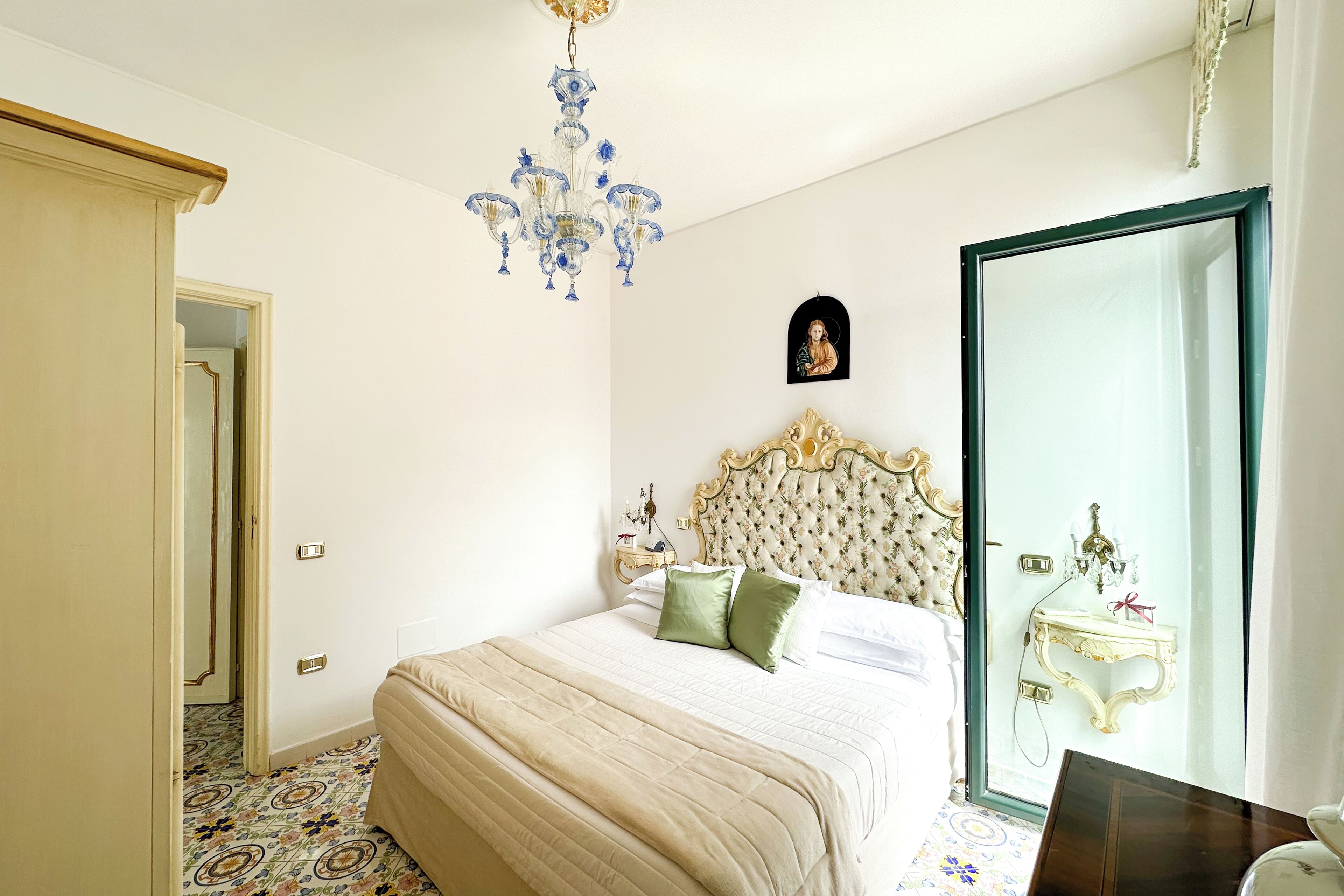 6 bedrooms, in-room safe, iron/ironing board, WiFi