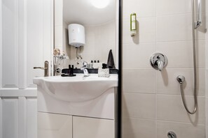 Comfort-huoneisto, 1 makuuhuone, kaupunkinäköala | Kylpyhuone | Suihku, ilmaiset hygieniatuotteet, pyyhkeet