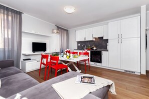 Apartamento conforto, 1 quarto, vista para a cidade | Cozinha privada | Geladeira, micro-ondas, lava-louças, torradeira