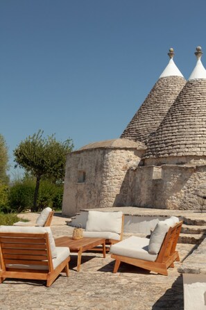 Terrace/patio - Trullo l'oasi, Peacefull Pool Trullo in Apulia, wide outdoor spaces, bbq,parking (Ceglie Messapico)