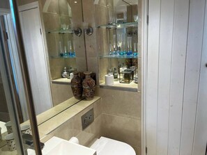 Casa de campo | Baño | Ducha, secador de pelo y toallas