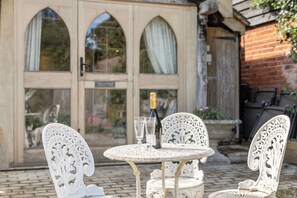 Outdoor dining - Bramble Bank 'cartshed'-1 Bed Cottage-sleeps 2 (Henley-on-Thames)