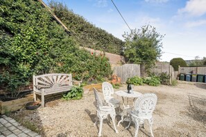 Outdoor dining - Bramble Bank 'cartshed'-1 Bed Cottage-sleeps 2 (Henley-on-Thames)