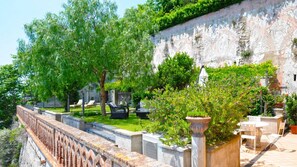 Outdoor dining - Zaffiro, Exclusive Apartment in Amalfi, close to beach and private garden (Amalfi)
