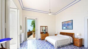2 bedrooms, in-room safe, iron/ironing board, WiFi - Zaffiro, Exclusive Apartment in Amalfi, close to beach and private garden (Amalfi)