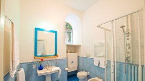 Bathtub, hair dryer, bidet, towels - Zaffiro, Exclusive Apartment in Amalfi, close to beach and private garden (Amalfi)
