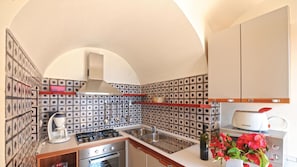 KĂŒhlschrank, Mikrowelle, Ofen, Herdplatte