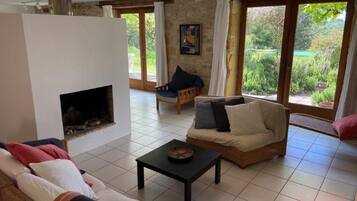 Télévision, cheminée, lecteur de DVD