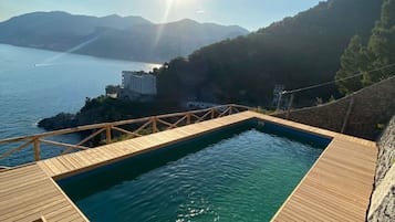 Piscina all'aperto, una piscina riscaldata