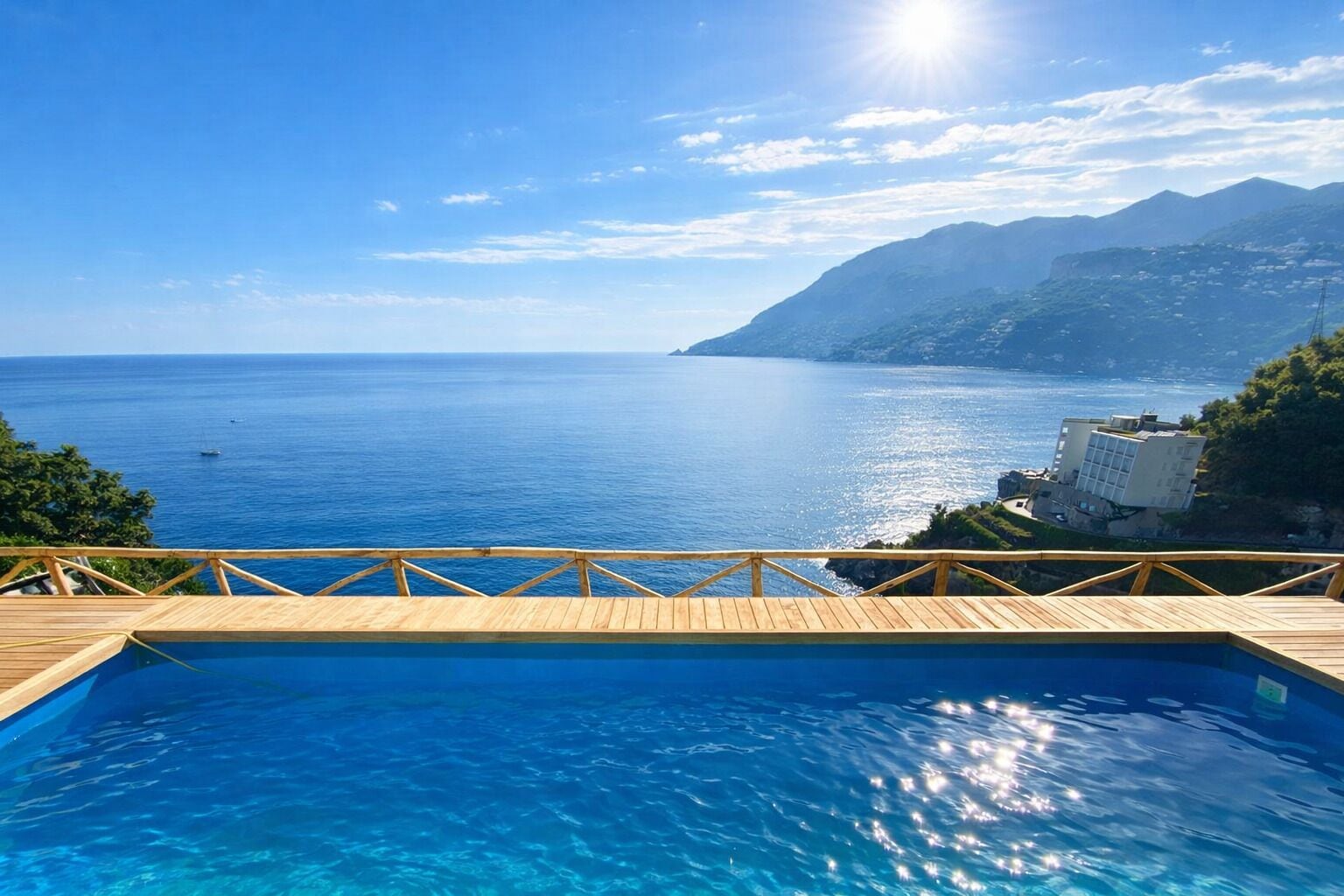 Una piscina al aire libre, una piscina climatizada