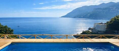 Una piscina al aire libre, una piscina climatizada