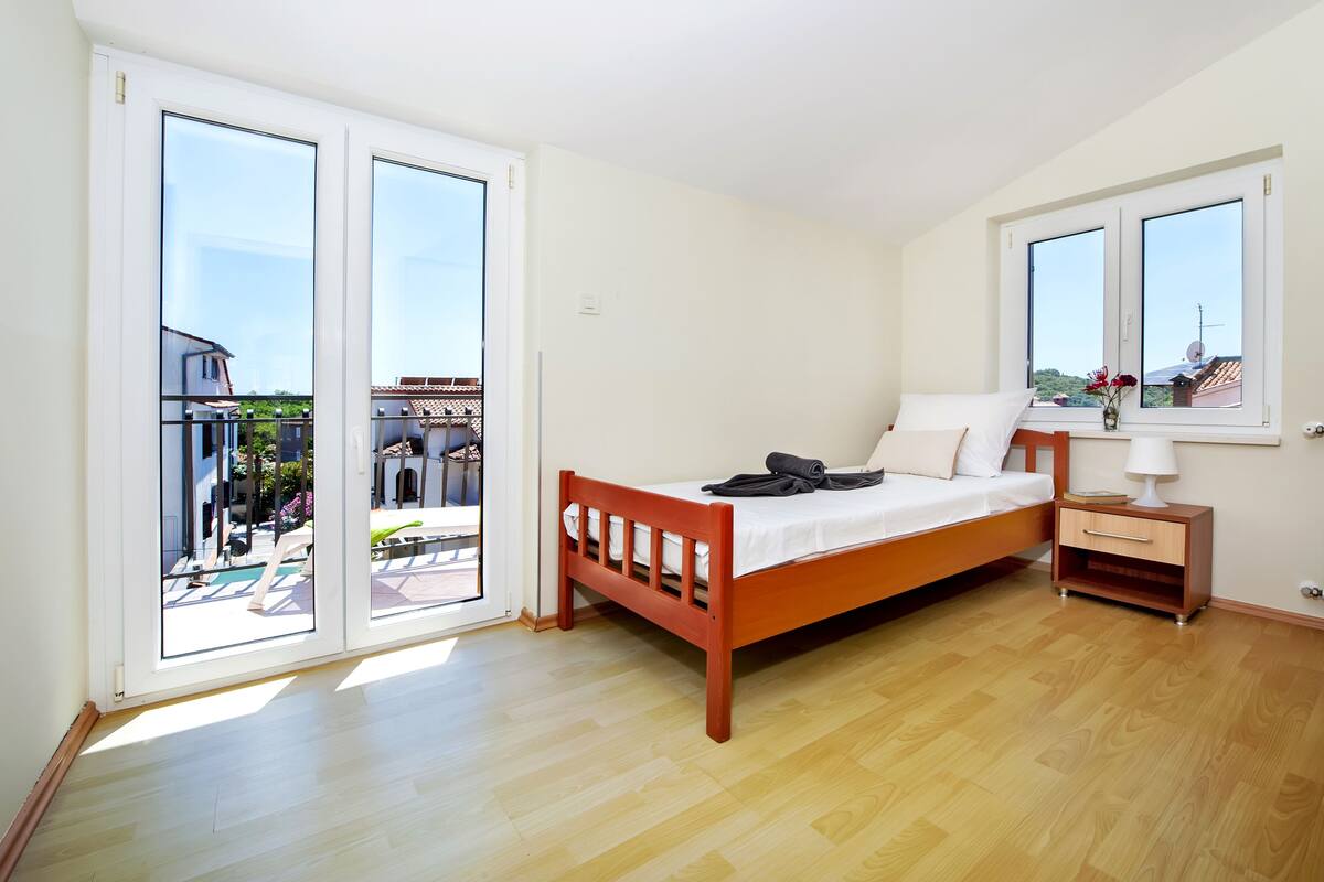 3 bedrooms, desk, iron/ironing board, free WiFi