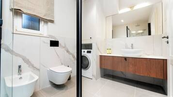 Deluxe Apartment, 4 Bedrooms, Terrace, Pool View | Bathroom | Shower, towels