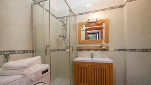 Badewanne, Haartrockner, Bidet, Handtücher