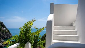 A white building with a staircase and a view of the sea. - Casa di mare, Exclusive Property on the beach, private terraces, stanning views (Maiori)