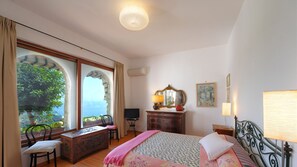 5 bedrooms, iron/ironing board, WiFi, bed sheets