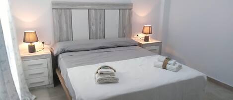 1 slaapkamer, een strijkplank/strijkijzer, wifi, beddengoed