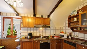 Frigorifero, microonde, forno, piano cottura