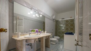 シャ  ワー、ヘアドライヤー、ビデ、タオル