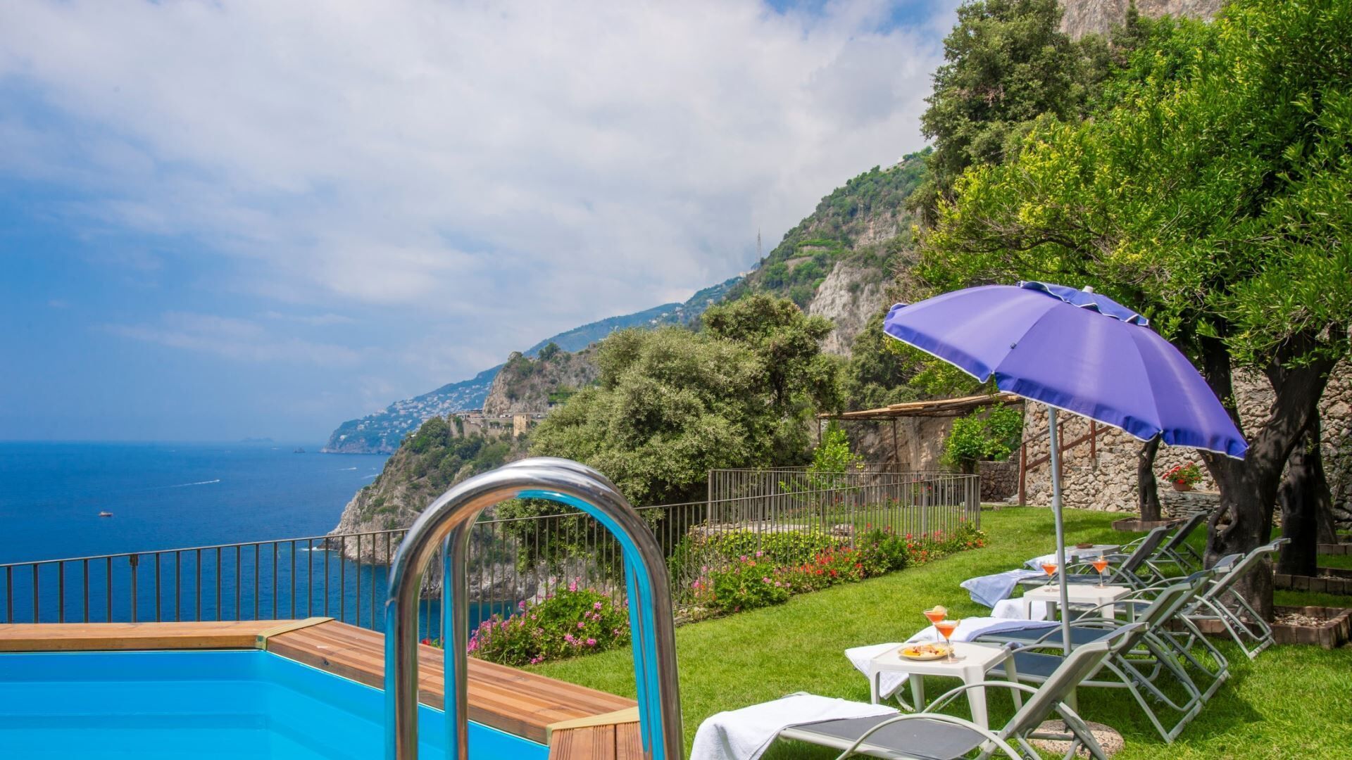 Outdoor pool, sun loungers