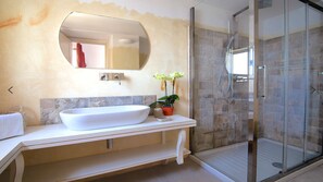 Douche, séchoir à cheveux, bidet, serviettes fournies