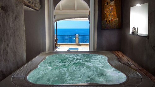 Villa Cindarella, Exclusive Property in Positano, private jacuzzi, near beach!