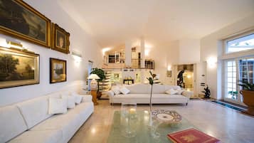 TV, peis, musikkbibliotek og stereoanlegg