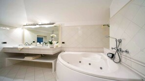 Combined shower/bathtub, hair dryer, bidet, towels - Villa Gioia, Luxury Villa in Sorrento, private pool, 500 meters from beach (Sorrento)