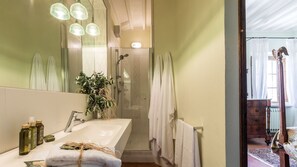 Bruser, bidet, håndklæder, Sæbe