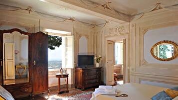 7 bedrooms, WiFi, bed sheets