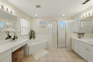 Bathtub, hair dryer, towels - Ref 39 Stunning Villa with own pool and HOT TUB. Near Disney (Kissimmee)