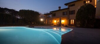 Il sole ad est, Exclusive Farmhouse private pool surrounded by greenery nearLake