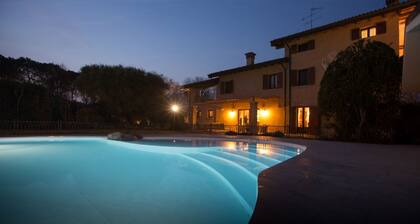 Il sole ad est, Exclusive Farmhouse private pool surrounded by greenery nearLake