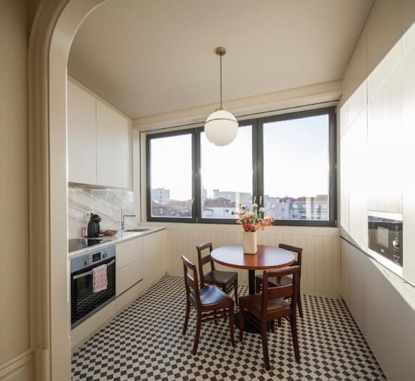 Kühlschrank, Mikrowelle, Ofen, Herdplatte